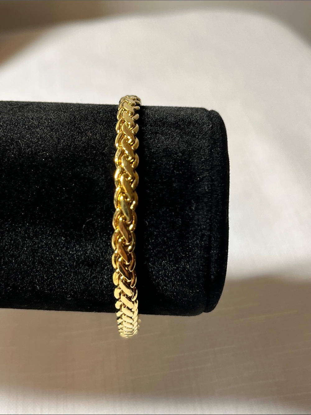 Classic gold tone Franco (or foxtail) chain bracelet
Gorgeous shine!